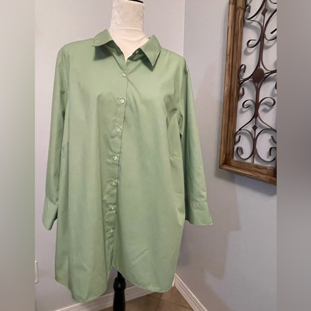 26W Lands End 3/4 sleeve
Wrinkle Free
The Outfitters by Lands’ End